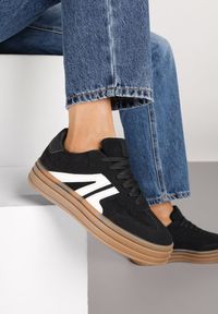 Renee - Czarne Sneakersy Tenisówki na Platformie z Tłoczeniem i Geometrycznym Motywem Kialie. Okazja: na co dzień. Kolor: czarny. Wzór: geometria. Obcas: na platformie