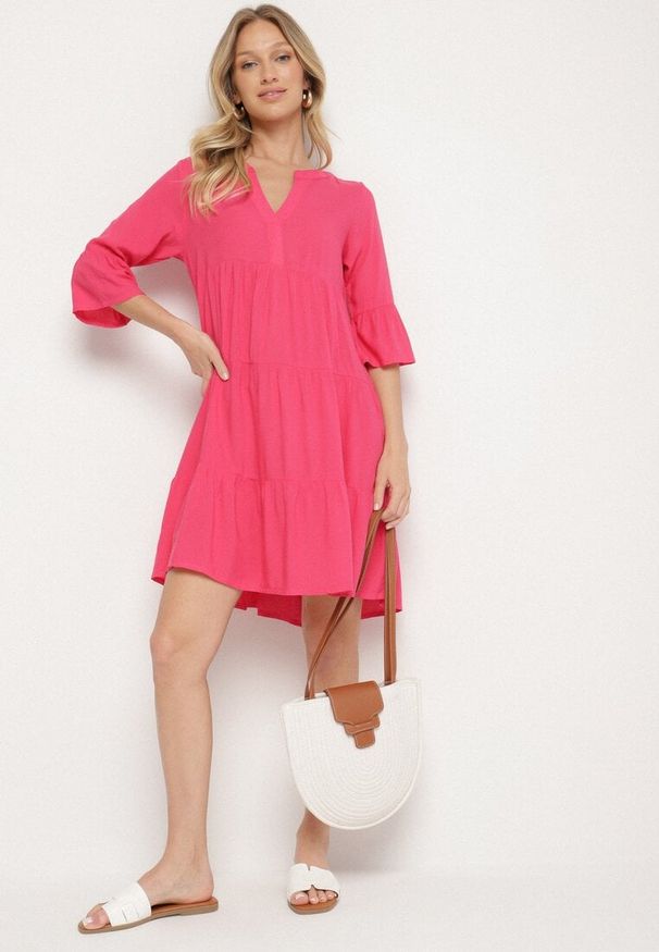 Born2be - Ciemnoróżowa Rozkloszowana Sukienka z Wiskozy z Falbanami Izleia. Okazja: na co dzień. Kolor: różowy. Materiał: wiskoza. Styl: elegancki, casual