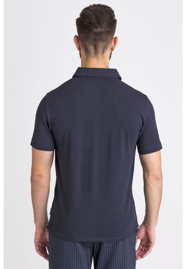 POLO Armani Exchange. Typ kołnierza: polo. Wzór: nadruk, jednolity. Styl: sportowy