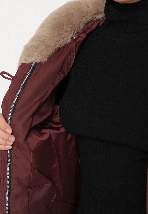 Born2be - Bordowa Puchowa Kurtka Pikowana z Futrzanym Kołnierzem Lanivela. Okazja: na spotkanie biznesowe, do pracy, na co dzień. Kolekcja: plus size. Kolor: czerwony. Materiał: futro, puch. Styl: casual, biznesowy