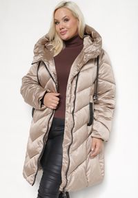 Born2be - Ciemnobeżowa Pikowana Kurtka z Kapturem i Kieszeniami na Napy Inasia. Okazja: na co dzień. Typ kołnierza: kaptur. Kolor: beżowy. Materiał: jeans. Styl: casual, elegancki