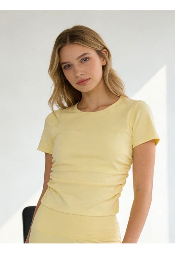 Sinsay - Dopasowana bluzka z marszczeniem po bokach - żółty. Kolor: żółty