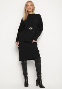 Born2be - Czarna Sweterkowa Sukienka z Wiskozą i Broszką Tinarrea. Okazja: na spacer, do pracy. Kolor: czarny. Materiał: wiskoza. Wzór: aplikacja. Typ sukienki: sportowe. Styl: klasyczny, sportowy