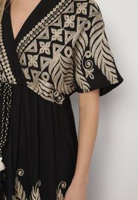 Born2be - Czarna Kopertowa Sukienka z Wiskozy Zdobiona Frędzlami i Metalicznym Haftem Redeirae. Okazja: na co dzień, na spacer. Typ kołnierza: dekolt w serek. Kolor: czarny. Materiał: wiskoza. Wzór: aplikacja, haft. Typ sukienki: kopertowe. Styl: klasyczny, casual #3