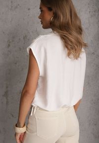 Renee - Biała Boho Koszula z Wiskozy Bez Rękawów ze Ściągaczem w Talii Assabel. Okazja: na co dzień. Kolor: biały. Materiał: wiskoza. Długość rękawa: bez rękawów. Wzór: gładki. Sezon: lato. Styl: boho #4