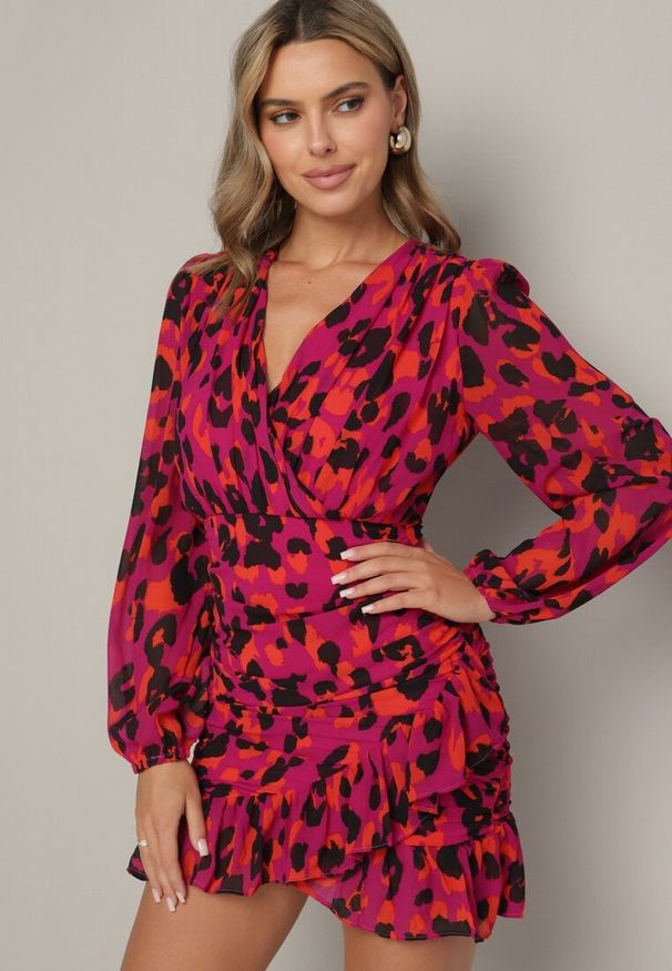 Born2be - Czerwona Panterkowa Kopertowa Sukienka Ozdobiona Marszczeniem i Falbaną Valentica. Okazja: na spacer. Typ kołnierza: dekolt w kształcie V. Kolor: czerwony. Długość rękawa: długi rękaw. Wzór: aplikacja. Sezon: jesień. Typ sukienki: kopertowe. Styl: klasyczny, elegancki