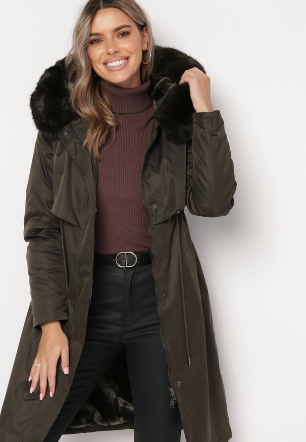 Born2be - Zielona Kurtka za Kolano ze Ściągaczem i Kapturem z Futerkiem Adoresa. Okazja: na co dzień. Kolor: zielony. Materiał: futro. Styl: casual