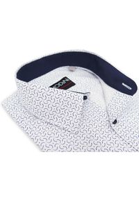 Modini - Biała koszula męska z krótkim rękawem we wzór MK27. Kolor: biały. Materiał: bawełna, poliester, tkanina. Długość rękawa: krótki rękaw. Długość: krótkie. Styl: klasyczny #1