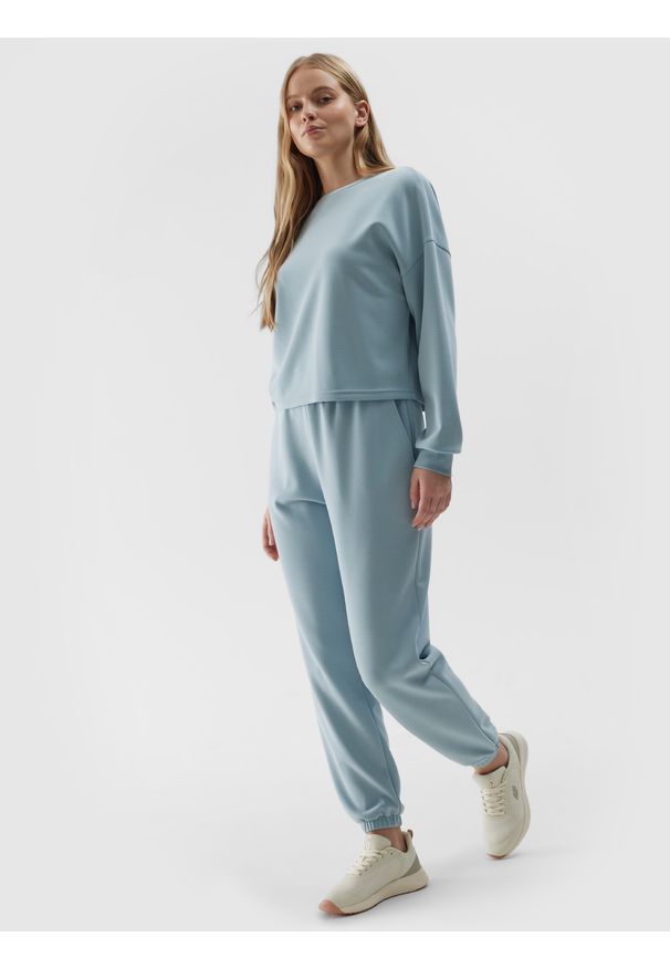 4f - 4F Bluza dresowa nierozpinana z dodatkiem modalu damska - niebieska XL. Okazja: na co dzień. Typ kołnierza: bez kaptura. Kolor: niebieski. Materiał: dresówka. Wzór: gładki, ze splotem. Styl: sportowy, casual