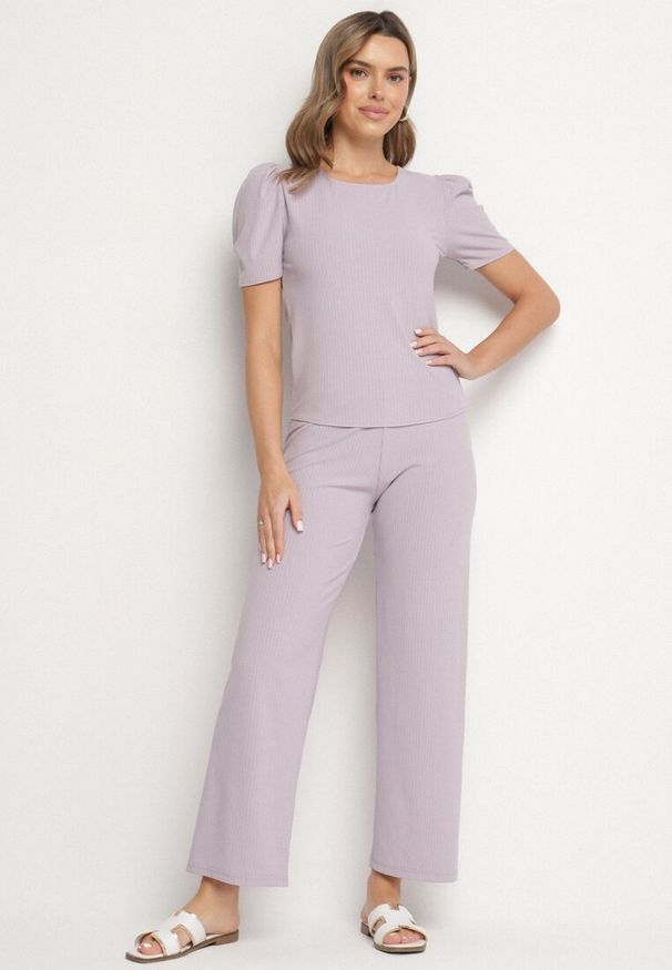 Born2be - Jasnofioletowe Prążkowane Spodnie Szerokie z Gumką w Pasie Drasia. Kolor: fioletowy. Materiał: prążkowany