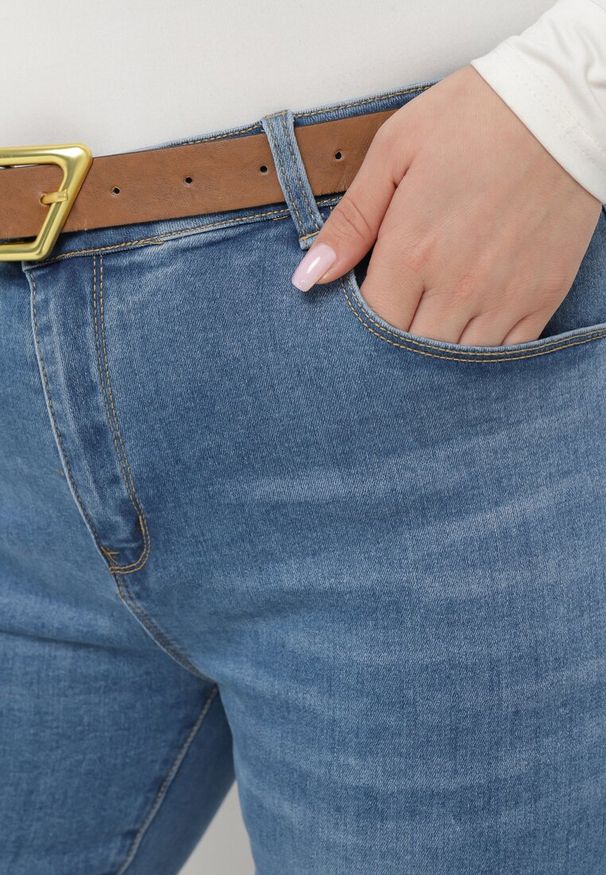 Born2be - Niebieskie Jeansy z Efektem Push-Up o Fasonie Regular z Paskiem Rosanora. Kolor: niebieski. Styl: elegancki