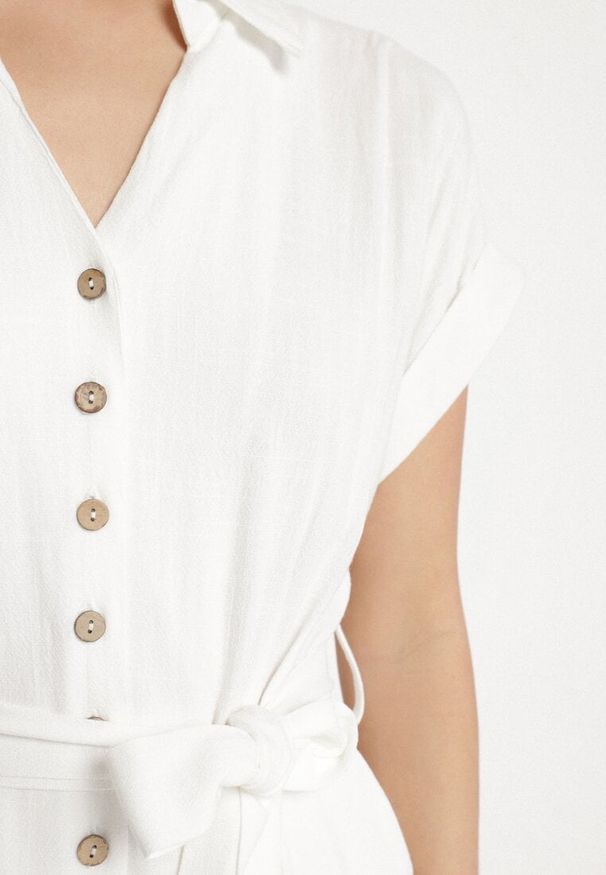 Born2be - Biała Sukienka z Bawełny o Koszulowym Kroju z Wiązanym Paskiem Elanitiela. Okazja: na co dzień. Kolor: biały. Materiał: bawełna. Długość rękawa: krótki rękaw. Typ sukienki: koszulowe. Styl: elegancki, casual