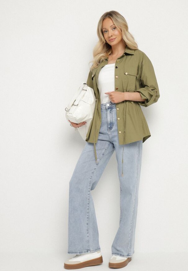 Born2be - Ciemnozielona Bawełniana Koszula z Metalicznymi Guzikami i Ściągaczem w Talii Meprina. Okazja: na co dzień. Typ kołnierza: kołnierzyk klasyczny. Kolor: zielony. Materiał: bawełna. Długość rękawa: długi rękaw. Długość: długie. Styl: casual, klasyczny