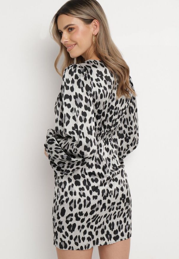 Born2be - Szara Sukienka Taliowana w Panterkę Suzamera. Kolor: szary. Materiał: materiał. Wzór: motyw zwierzęcy. Długość: mini