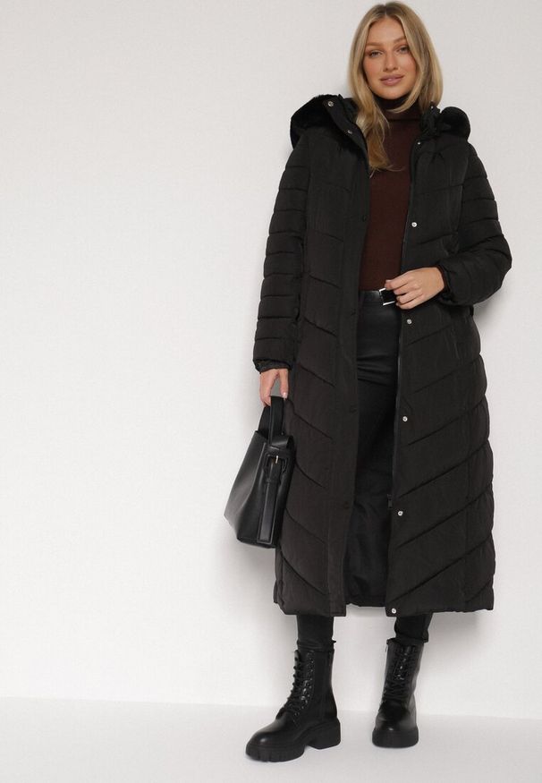 Born2be - Czarna Długa Kurtka Zimowa z Pikowaniem Paskiem i Kapturem z Futrem Retilma. Kolor: czarny. Materiał: futro. Długość: długie. Sezon: zima. Styl: elegancki