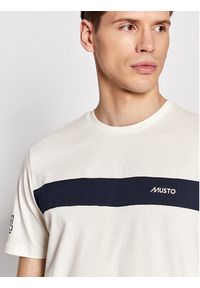 Musto T-Shirt 82158 Biały Regular Fit. Kolor: biały. Materiał: bawełna #4