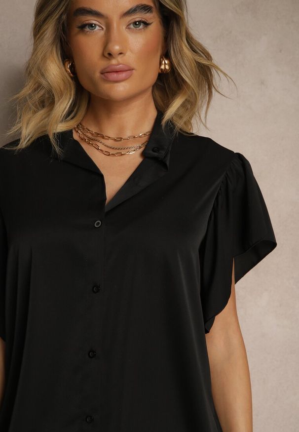 Renee - Czarna Koszulowa Sukienka Ozdobiona Falbankami i Guzikami Tenelora. Okazja: na co dzień. Typ kołnierza: kołnierz z falbankami. Kolor: czarny. Wzór: aplikacja. Typ sukienki: koszulowe. Styl: casual, elegancki