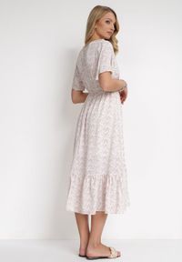 Born2be - Różowo-Jasnofioletowa Sukienka z Gumką w Pasie i Kopertowym Dekoltem z Falbankami Kyphine. Okazja: na ślub cywilny, na wesele. Typ kołnierza: kołnierz z falbankami. Kolor: fioletowy. Typ sukienki: kopertowe #4