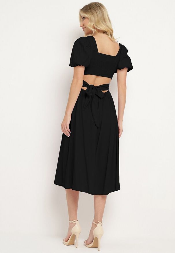 Born2be - Czarna Rozkloszowana Sukienka z Wiskozy z Wycięciem i Wiązaniem na Plecach Dimicia. Typ kołnierza: dekolt kwadratowy. Kolor: czarny. Materiał: wiskoza. Długość rękawa: krótki rękaw. Typ sukienki: rozkloszowane. Styl: elegancki