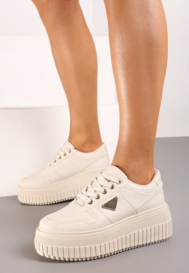 Renee - Beżowe Sneakersy na Wysokiej Platformie Ozdobione Aplikacją z Boku Letcese. Nosek buta: okrągły. Zapięcie: sznurówki. Kolor: beżowy. Materiał: materiał. Wzór: aplikacja. Obcas: na platformie. Wysokość obcasa: średni