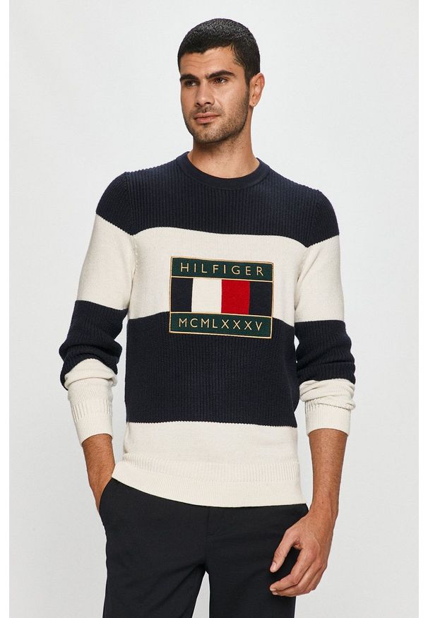 TOMMY HILFIGER - Tommy Hilfiger - Sweter. Okazja: na co dzień. Kolor: beżowy. Materiał: dzianina. Długość rękawa: długi rękaw. Długość: długie. Wzór: aplikacja. Styl: casual