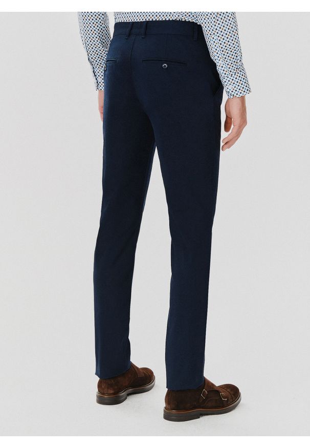Pako Lorente - PAKO LORENTE – Granatowe spodnie męskie. Okazja: na co dzień. Kolor: niebieski. Materiał: materiał, elastan, bawełna. Styl: casual, klasyczny