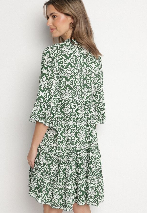 Born2be - Zielona Bawełniana Sukienka Rozkloszowana z Falbanką w Ornamentalny Wzór Laneloren. Kolor: zielony. Materiał: bawełna