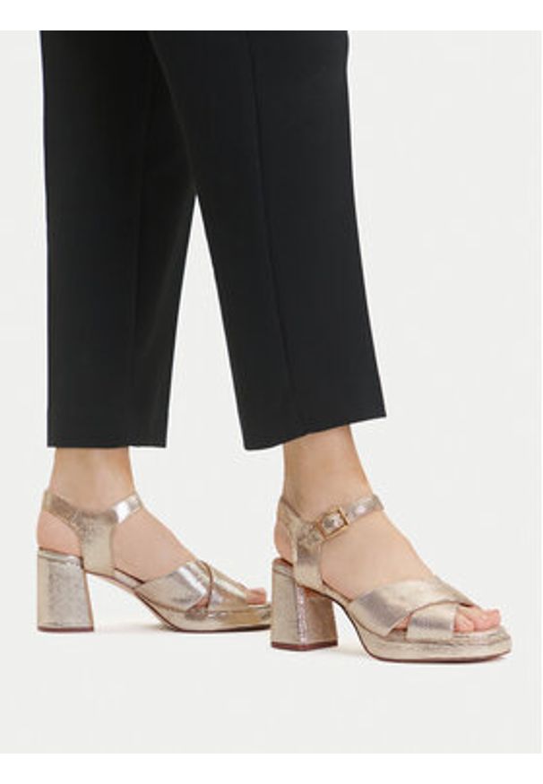 Clarks Sandały Ritzy75 Rae 26181303 Złoty. Kolor: złoty. Materiał: skóra