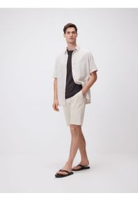 Reserved - Szorty regular z lyocellem - beżowy. Kolor: beżowy. Materiał: tkanina