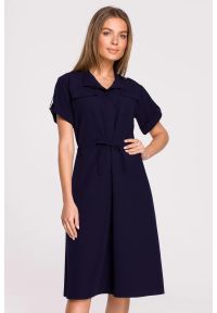 Sukienki.shop - Sukienka koszulowa trapezowa granatowa szmizjerka z wiązaniem. Okazja: na co dzień, do pracy. Kolor: niebieski. Typ sukienki: szmizjerki, trapezowe, koszulowe. Styl: casual #5