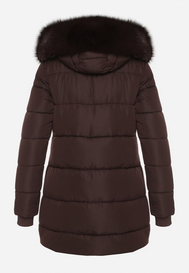 Born2be - Brązowa Pikowana Kurtka z Kapturem z Futerkiem Nenadria. Okazja: na spotkanie biznesowe, do pracy, na co dzień. Typ kołnierza: kaptur. Kolor: brązowy. Materiał: futro. Wzór: aplikacja. Styl: casual, biznesowy