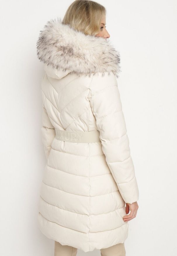 Born2be - Jasnobeżowa Kurtka Pikowana z Dwustronnym Suwakiem Kapturem z Futrem i Elastycznym Paskiem Moonrose. Okazja: na spacer, na co dzień. Kolor: beżowy. Materiał: futro. Styl: casual, elegancki