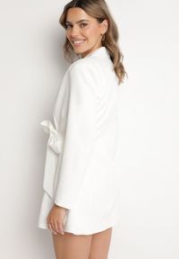 Born2be - Biała Kopertowa Sukienka z Imitacją Kieszeni Talriti. Kolor: biały. Typ sukienki: kopertowe. Styl: elegancki #5