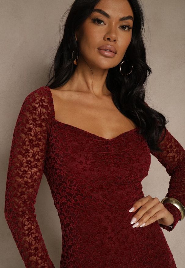 Renee - Bordowa Dopasowana Sukienka z Koronki z Kwadratowym Dekoltem Uwedia. Okazja: na randkę. Typ kołnierza: dekolt kwadratowy. Kolor: czerwony. Materiał: koronka. Długość rękawa: długi rękaw. Wzór: koronka