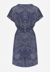 Renee - Granatowa Sukienka Oreithonia. Typ kołnierza: dekolt w serek, dekolt kopertowy. Kolor: niebieski. Długość rękawa: krótki rękaw. Wzór: nadruk. Typ sukienki: kopertowe, oversize. Długość: mini #3