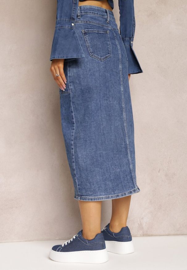 Renee - Niebieska Jeansowa Spódnica Midi Zapinana na Guziki Mimmera. Kolor: niebieski. Materiał: jeans