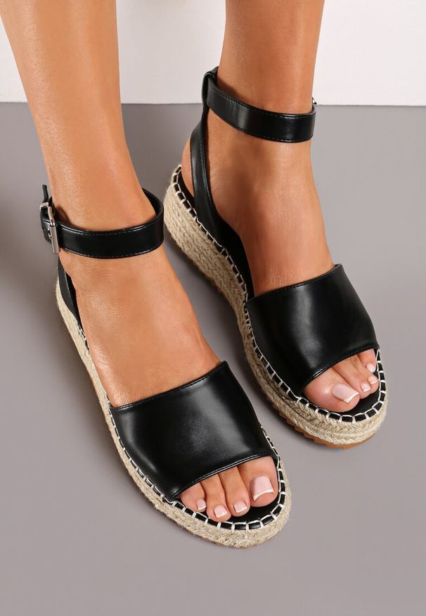 Renee - Czarne Sandały na Płaskim Obcasie z Plecionką i Paskiem ze Sprzączką Linrewa. Zapięcie: pasek. Kolor: czarny. Sezon: lato. Obcas: na obcasie. Styl: elegancki. Wysokość obcasa: niski