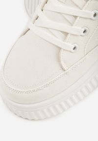 Born2be - Białe Sneakersy na Grubej Podeszwie z Tłoczeniem Larviona. Okazja: na co dzień. Kolor: biały. Materiał: jeans #7