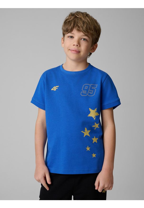 4f - 4F T-shirt regular z nadrukiem dziecięcy 4F x Bartosz Zmarzlik - niebieski 134/140 (8-10 lat). Okazja: na co dzień, na uczelnię. Kolor: niebieski. Materiał: materiał, bawełna. Wzór: nadruk. Sezon: lato. Styl: młodzieżowy, casual, klasyczny, sportowy