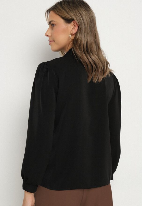 Born2be - Czarna Bluzka Koszulowa z Ozdobnym Żabotem z Perłami Gonadia. Okazja: na co dzień. Typ kołnierza: z żabotem. Kolor: czarny. Materiał: jeans. Długość rękawa: długi rękaw. Długość: długie. Styl: casual