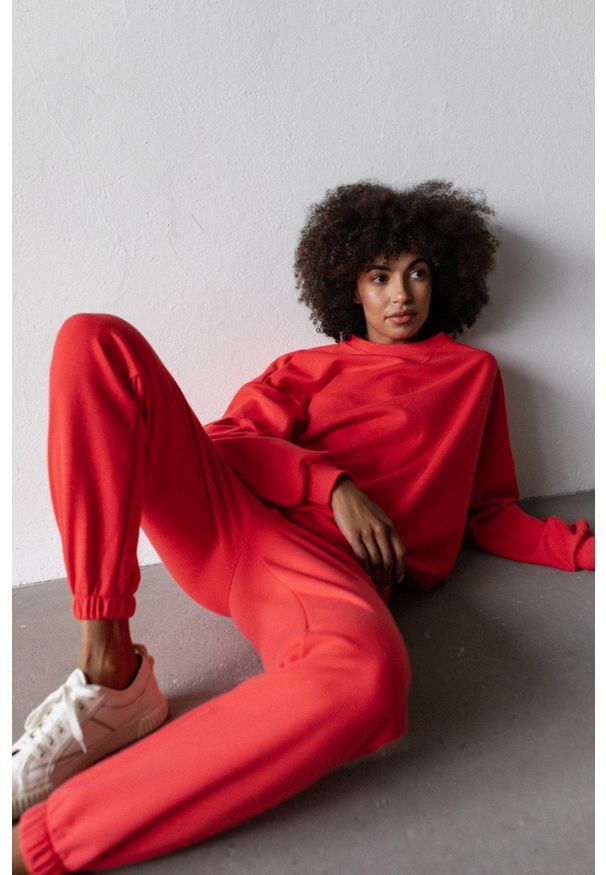 Marsala - Spodnie dresowe typu jogger w kolorze STRAWBERRY RED - DISPLAY. Stan: podwyższony. Materiał: dresówka. Styl: klasyczny, elegancki