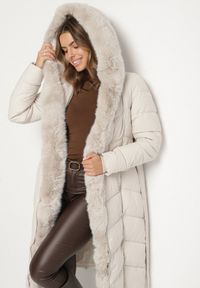 Born2be - Biała Pikowana Kurtka z Futerkowym Obszyciem i Paskiem Samiria. Okazja: do pracy, na co dzień, na spotkanie biznesowe. Kolor: biały. Materiał: dzianina, jeans, futro, poliester. Styl: casual, klasyczny, biznesowy #1