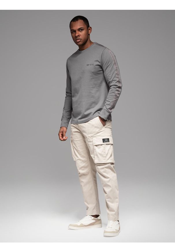Ombre Clothing - Męski bawełniany longsleeve U-neck z lampasami i nadrukiem na piersi – szary V5. Kolor: szary. Materiał: bawełna. Długość rękawa: długi rękaw. Wzór: nadruk. Styl: klasyczny, sportowy