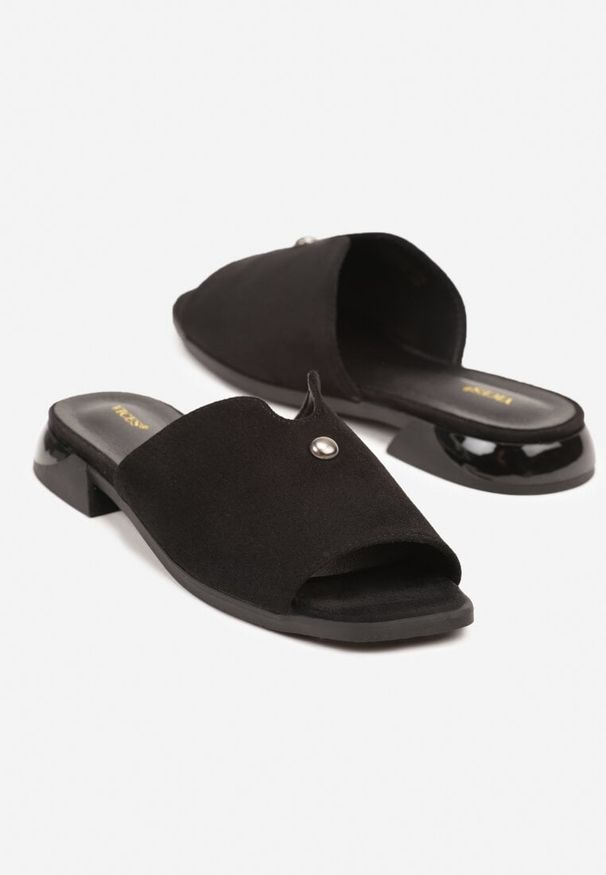 Born2be - Czarne Klapki Vices z Ozdobnym Wycięciem i Aplikacją Tiladea. Okazja: na co dzień. Kolor: czarny. Wzór: aplikacja. Styl: elegancki, casual