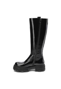 Czarne Kozaki Damskie Nessi Modne Skórzane Buty. Okazja: na co dzień. Zapięcie: zamek. Kolor: czarny. Materiał: skóra, lakier. Szerokość cholewki: normalna. Obcas: na obcasie. Styl: casual. Wysokość obcasa: niski #5