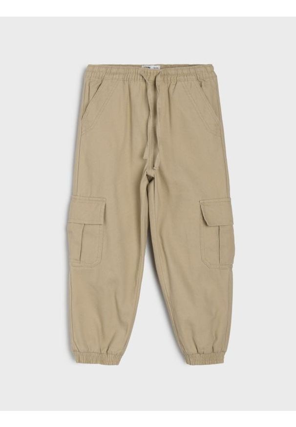 Sinsay - Bawełniane jeansy jogger cargo comfort - beżowy. Kolor: beżowy