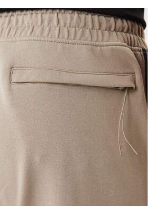 Guess Spodnie dresowe Z2YB19 K6ZS1 Beżowy Regular Fit. Kolor: beżowy. Materiał: bawełna