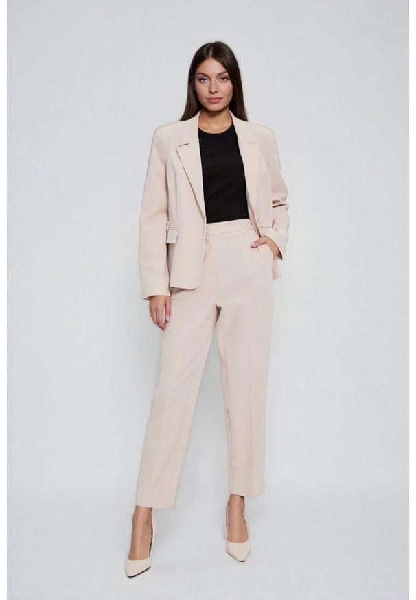 MOODO - Spodnie cygaretki beżowe. Kolor: beżowy. Materiał: poliester, wiskoza, elastan