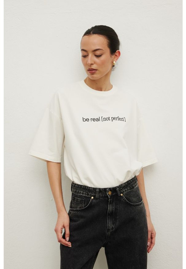 Marsala - Tshirt z HAFTEM CZARNYM w kolorze CREAM - ALLURE -S/M. Kolor: czarny. Materiał: bawełna, dzianina, elastan. Wzór: haft. Styl: klasyczny, elegancki