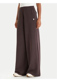 Guess Spodnie dresowe V4YB07 KCAY2 Brązowy Relaxed Fit. Kolor: brązowy. Materiał: syntetyk #1